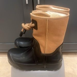 UGG (Waterproof) Women’s Raincloud Toggle Boots, Size 7, Black Chestnut